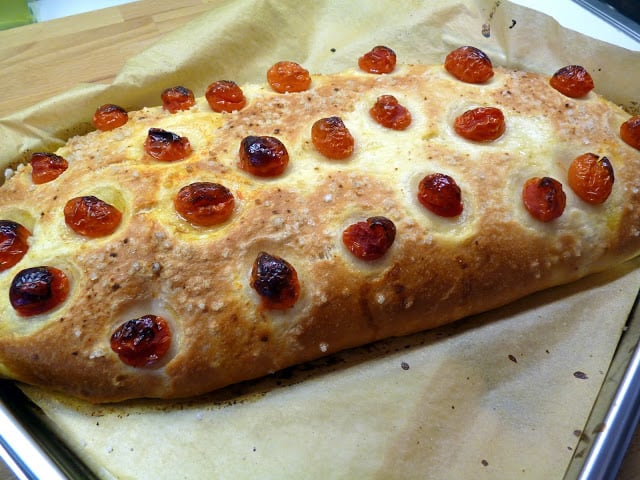 Tomaten-Foccacia nach Jamie Oliver am Backblech.
