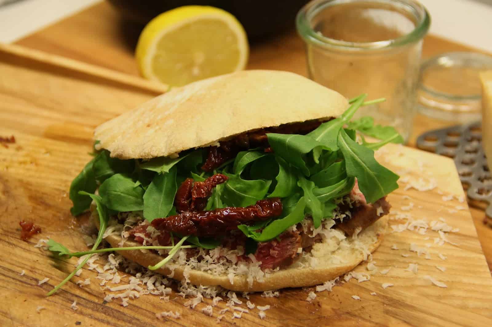 Sandwich mit Steak und Rucola
