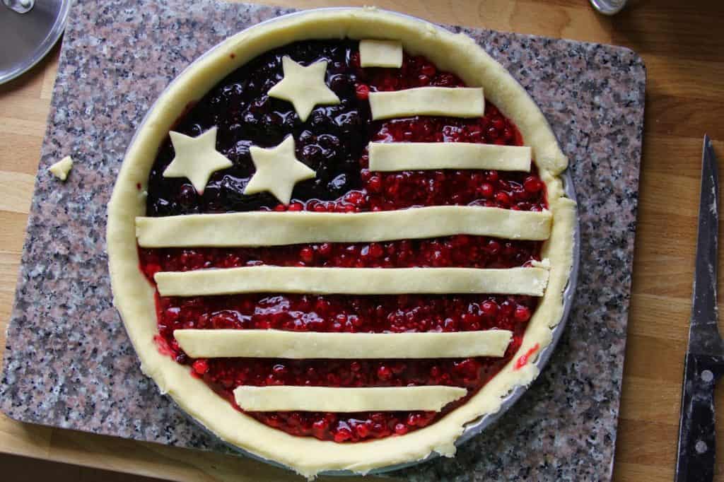 Rezept für eine Amerikan Flag Pie gefüllt mit Himbergrütze und Heidelbeergrütze