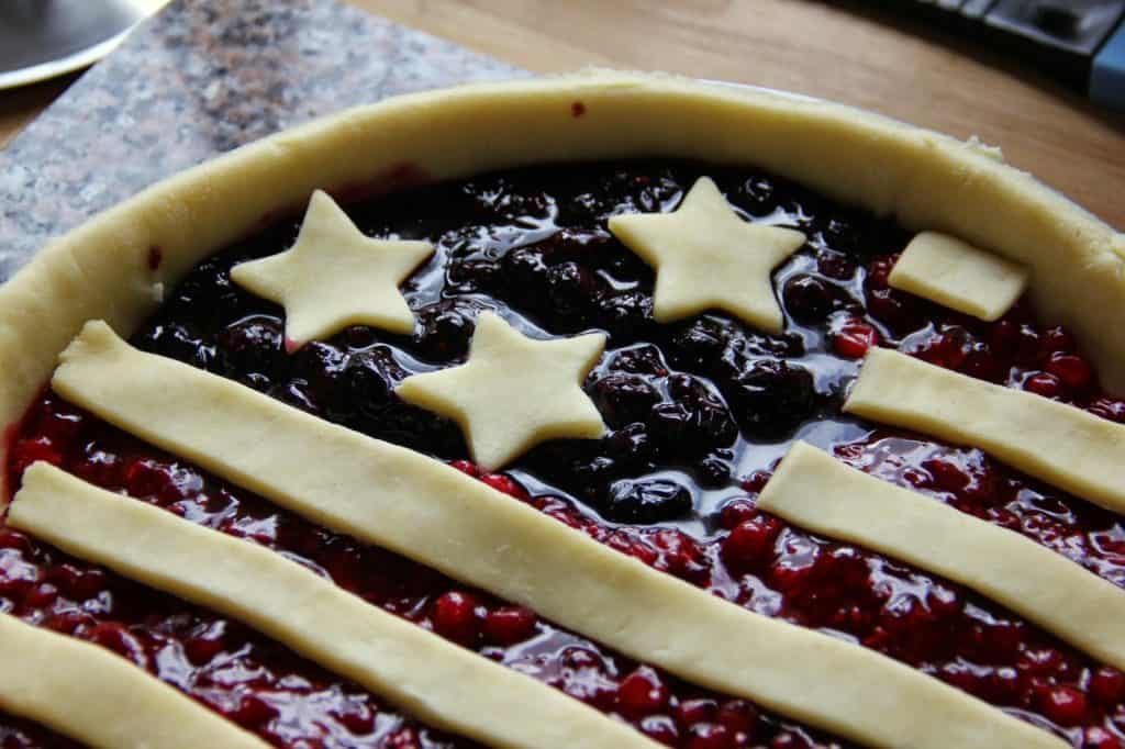 Rezept für eine Amerikan Flag Pie gefüllt mit Himbergrütze und Heidelbeergrütze
