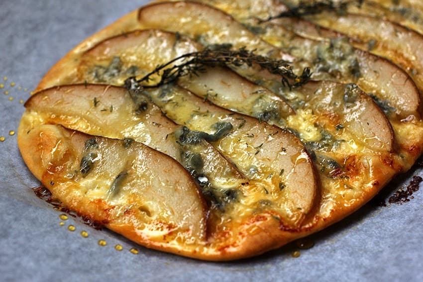 Flammkuchen mit Birne und Roquefort - SOAP|KITCHEN|STYLE