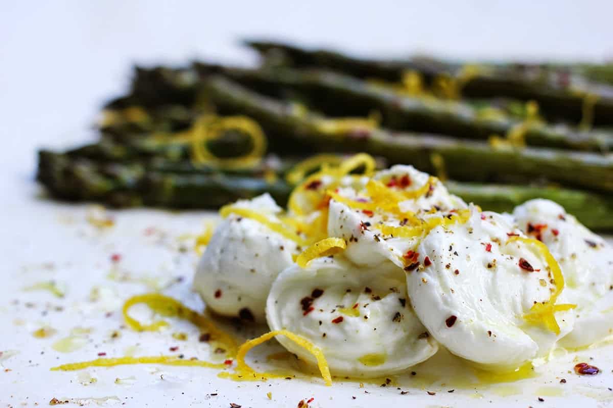 Grüner Spargel mit Büffelmozzarella und Zitronenzesten