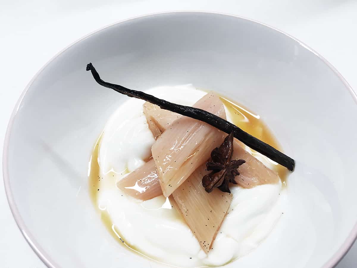 Ofengeschmorter Rhabarber auf Yoghurt