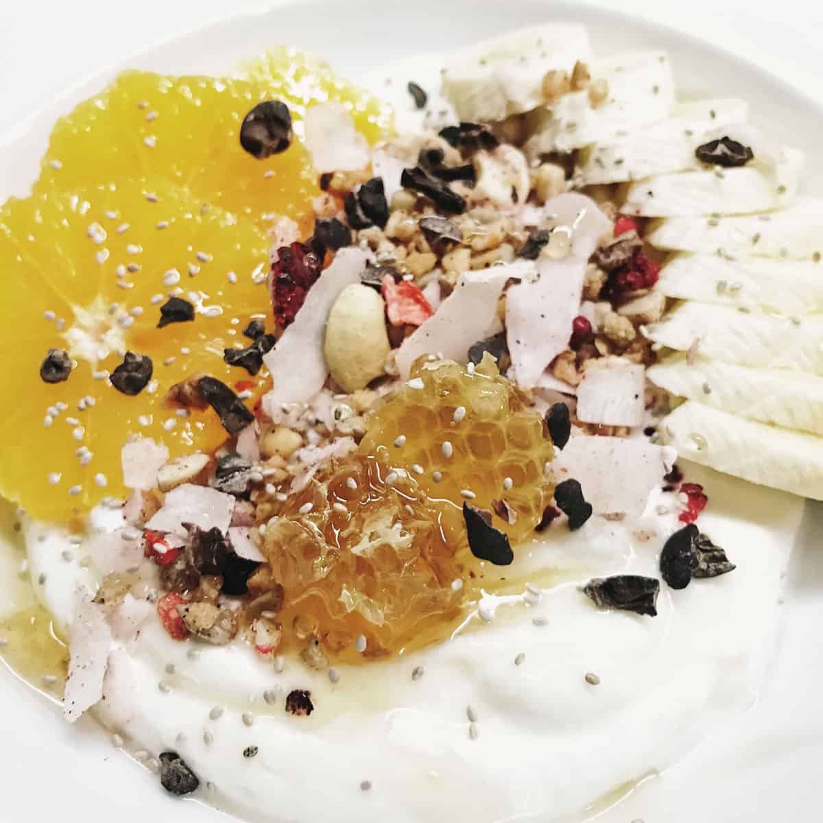 Joghurt mit Orangen und Granola