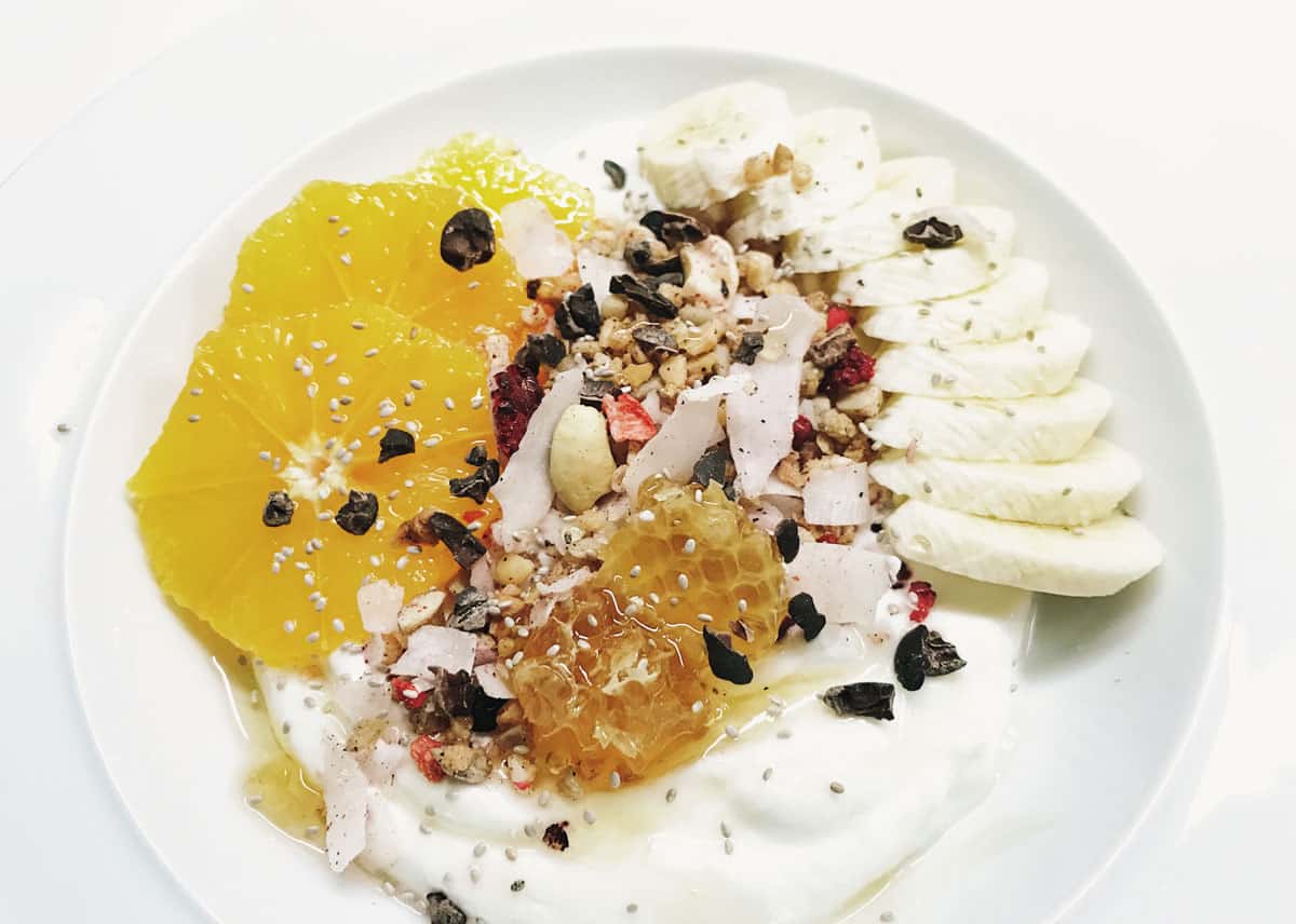 Joghurt mit Orangen und Granola