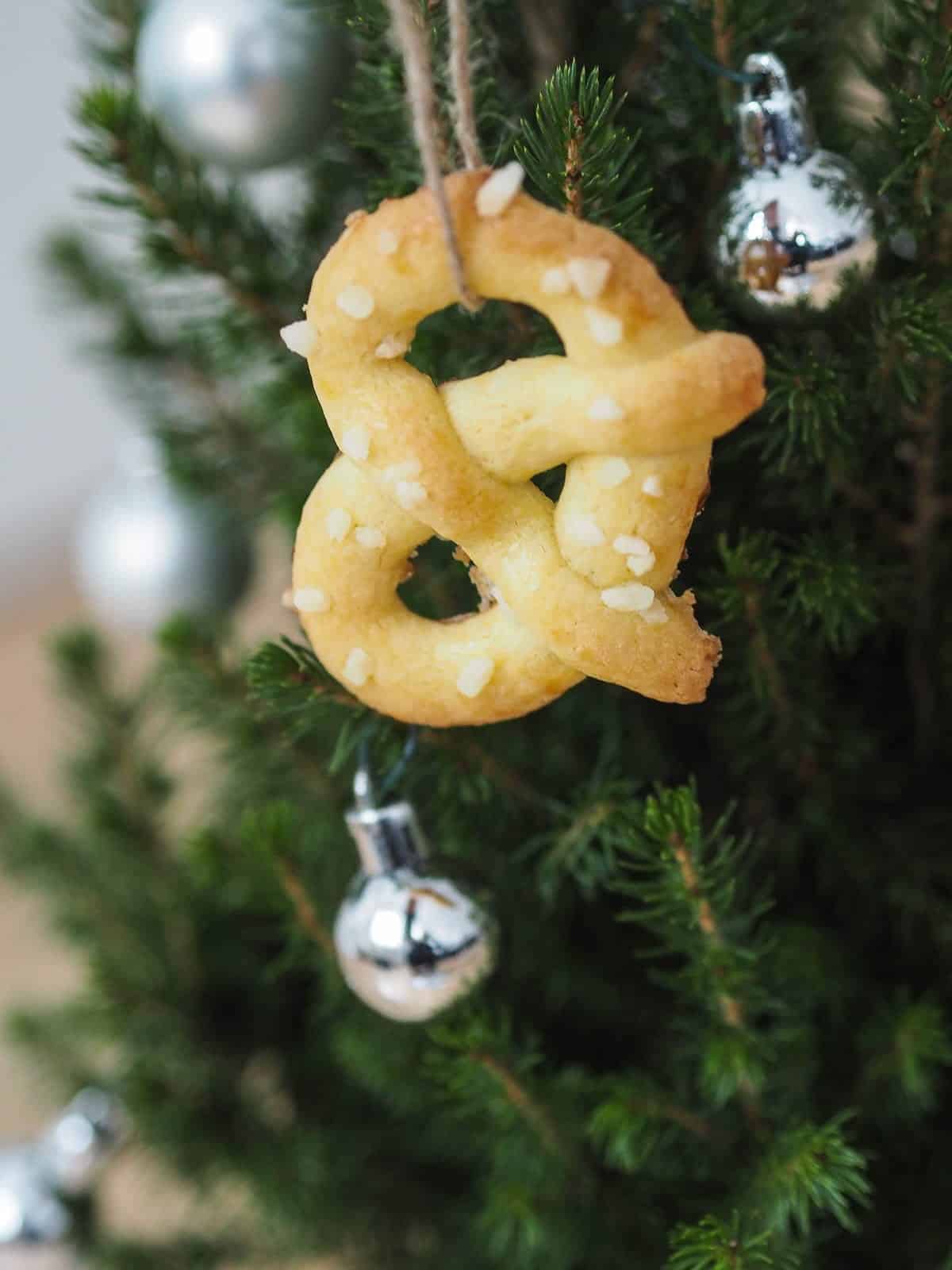 Butterbrezerl am Weihnachtsbaum