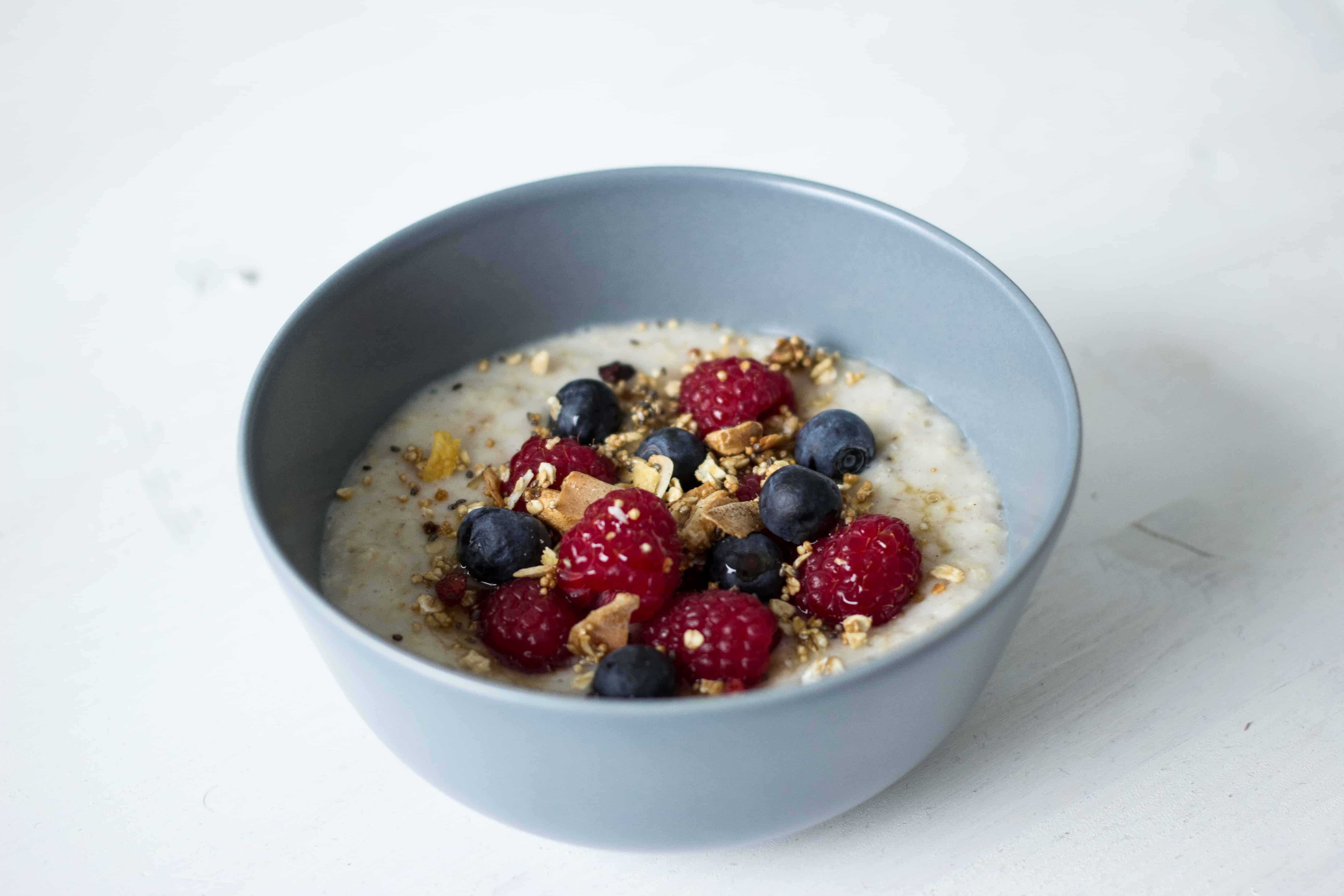 Porridge mir Beeren und Granola | SOAP|KITCHEN|STYLE