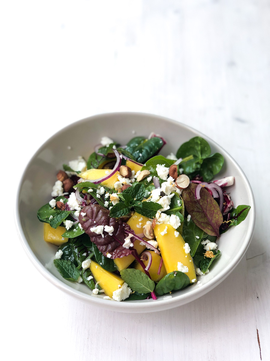 Salat mit Mangold, Spinat, Mango und Feta - SOAP|KITCHEN|STYLE