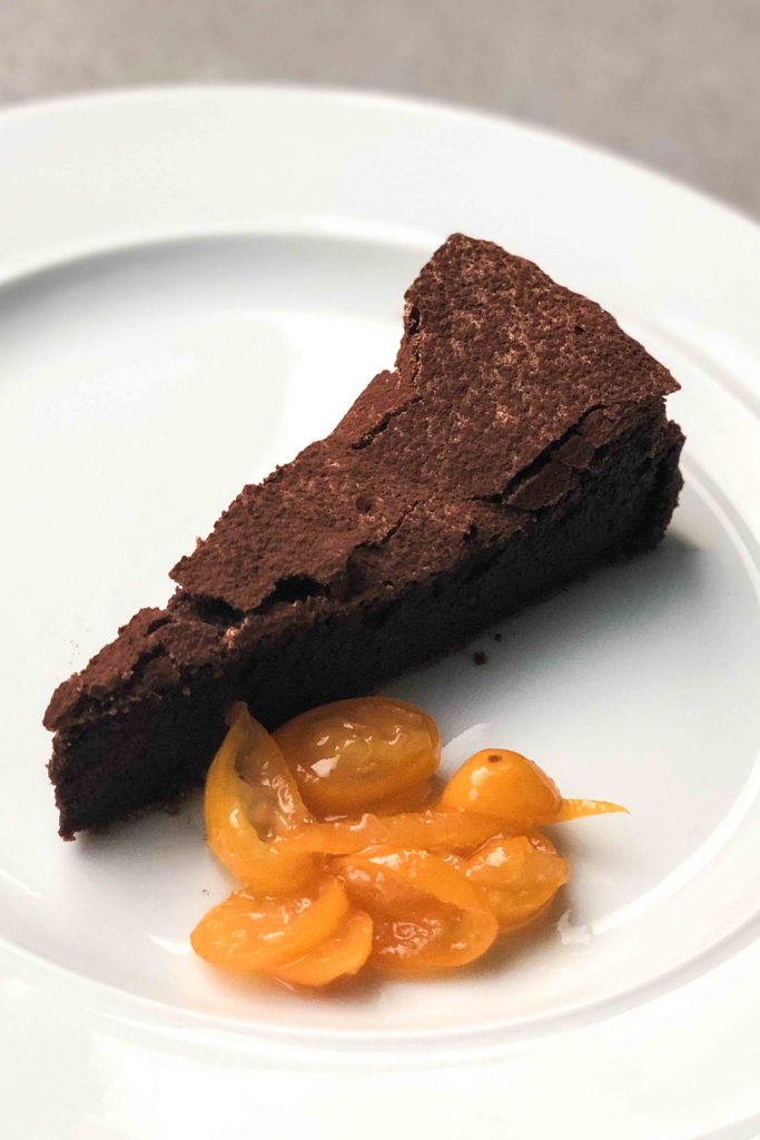 Schokotorte mit eingelegten Kumquats